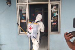 PMI Depok gencar semprotkan disinfektan cegah penyebaran COVID-19
