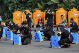 Ratusan penyemprot disinfektan dibagikan ke kecamatan dan kelurahan di Surabaya