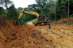 Antisipasi gusur lahan warga,  anggota Satgas TMMD pandu operator alat berat