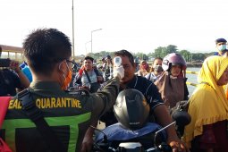Kapal penumpang Situbondo-Madura disemprot disinfektan