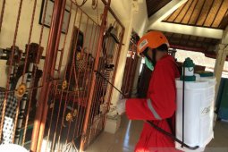 ACT Bali-Dinkes Denpasar lakukan penyemprotan disinfektan di Banjar Sanglah