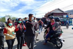 Keluarga besar PDIP Kalbar bagi-bagi masker dan telur rebus