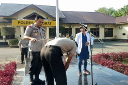 Antisipasi Covid-19 personel Polres Langkat disemprot disinfektan