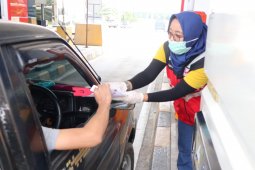 Hutama Karya bagikan tongkat tol ke pengguna jalan antisipasi COVID 19