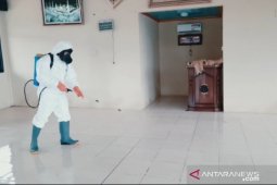Polres Mesuji melakukan disinfektan di masjid cegah penyebaran COVID-19