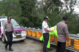 Minibus angkut rombongan manten terguling di Jalan Raya Sarangan-Magetan
