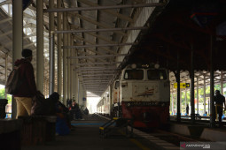 Penumpang Kereta Api menurun