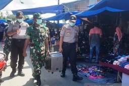 TNI dan Polri di Nagan Raya kampanye jarak sosial di pasar tradisional