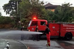Pemkot Denpasar semprotkan disinfektan ruas jalan dan fasilitas publik