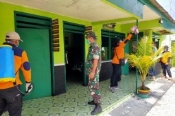 Satgas COVID-19 Pamekasan semprotkan disinfektan pada tempat ibadah