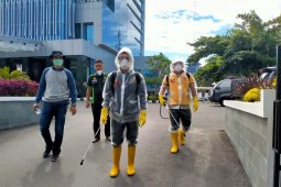 Satu pasien positif COVID-19, Dokkes gencar menyemprotkan disinfektan