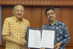 Pemprov Jabar gandeng PT Pos Indonesia distribusikan sejuta masker cegah COVID-19