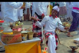 Upacara Melasti di Pantai Petitenget