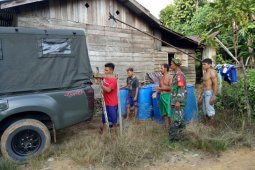 Pasokan BBM alat berat tak boleh terhenti, ini dilakukan warga dan prajurit TMMD