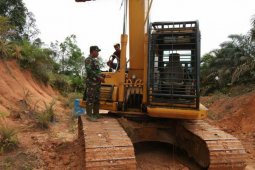 Laksanakan peningkatan jalan, alat berat dikerahkan