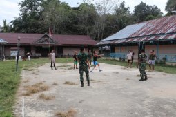 Prajurit sempatkan diri berolahraga bersama warga