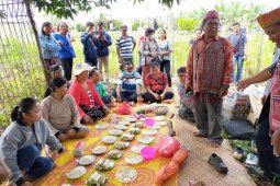 Suku Dayak Iban di batas negeri gelar ritual adat terkait Covid - 19