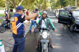 Ojek "online" di Denpasar disemprot disinfektan
