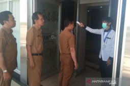 Petugas RSUD Periksa Suhu Tubuh Pegawai Sekretariat Kabupaten Penajam
