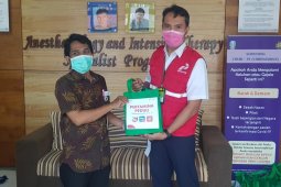 Pertamina bagikan 150 paket kesehatan untuk paramedis di RSUD Soetomo