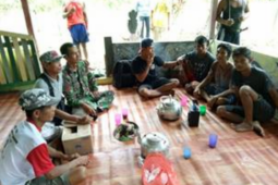 Prajurit Satgas TMMD anjangsana ke rumah warga