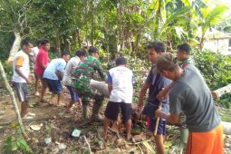 Koptu Dwi Handoko awasi penimbunan jalan