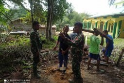 Koptu Khalik membaur bersama warga Sekura