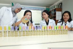 Mahasiswa IBU Malang bagikan 1.000 botol "hand sanitizer" kepada warga