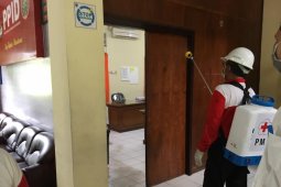 KPU Badung dan PMI semprotkan disinfektan
