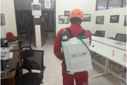 Kantor Biro LKBN ANTARA Bali disemprot disinfektan