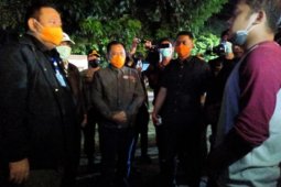 Polisi-TNI patroli malam bubarkan kerumunan warga di Surabaya