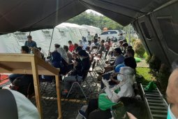 Warga antre tes cepat COVID-19 di RSUD Pasar Minggu, Jaksel