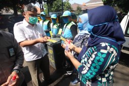 Dilengkapi APD saat bekerja bagi petugas kebersihan Kota Bandung