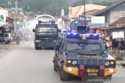 Cegah sebaran COVID-19, Polres Taput gunakan "water canon" semburkan disinfektan di sepanjang jalan