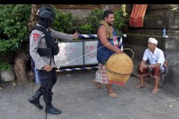 Polisi bubarkan kerumunan warga di Denpasar
