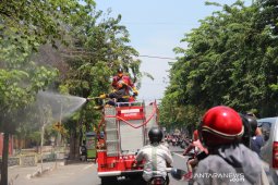 Penyemprotan disinfektan di jalan Jombang