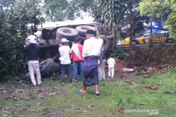Truk hantam truk, diduga rem blong di Jalan Sukabumi-Cianjur
