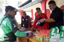 Pekerja jalanan di Garut dibagikan bantuan "hand sanitizer" cegah corona