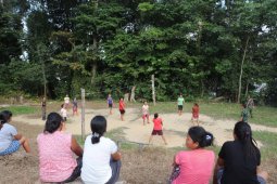 Prajurit TMMD menyempatkan diri berolahraga