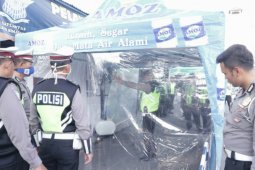 Personel dan pengunjung Polres Simalungun wajib disemprot disinfektan