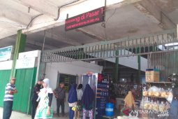 Warga Jeruju antusias disemprot disinfektan di bilik sterilisasi