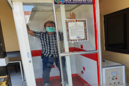Satresnarkoba Polresta Banjarmasin sediakan box disinfektan sterilisasi personel