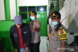 Cegah penyebaran COVID-19, Petugas gabungan bubarkan kerumunan di Sukabumi