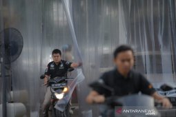 Markas Polda Jawa Barat pasang lorong dekontaminasi cegah COVID-19