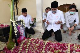 Presiden lakukan tradisi "brobosan" saat prosesi pemakaman ibunda