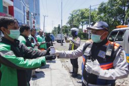 Ribuan botol hand sanitizer dibagikan gratis ke pengemudi ojek daring di Surabaya