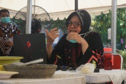 Wali Kota Risma pimpin rapat kondisi perekonomian Surabaya gunakan teleconference