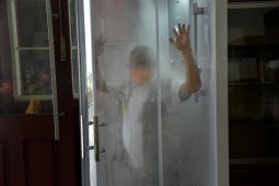 Sekda Pemprov Kalsel uji coba bilik disinfektan