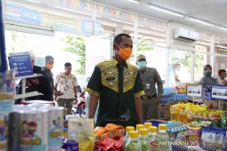 Bupati imbau pembeli dan karyawan ritel modern tidak panik