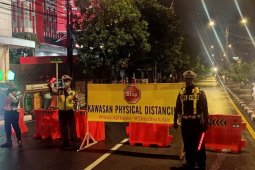 Terapkan "physical distancing", sejumlah ruas jalan di Sidoarjo ditutup